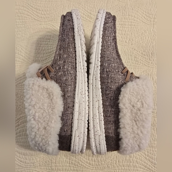 NWT Hey Dude Ladies Ankle Fold Stitch Cozy Booties With Faux Fur - Picture 10 of 12